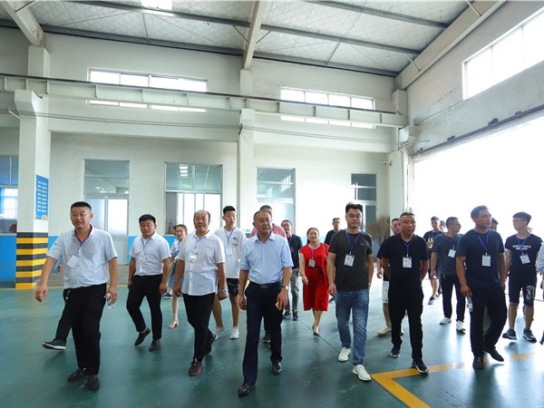 嘉賓參觀廠區(qū)