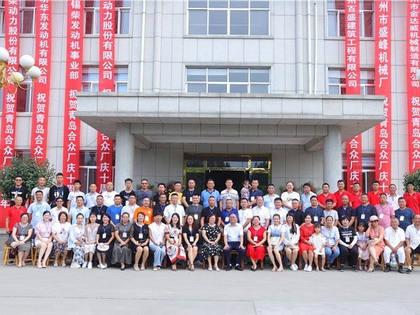 公司領(lǐng)導(dǎo)與經(jīng)銷商合影