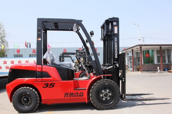 避免叉車與貨架碰撞平時應(yīng)該注意哪些